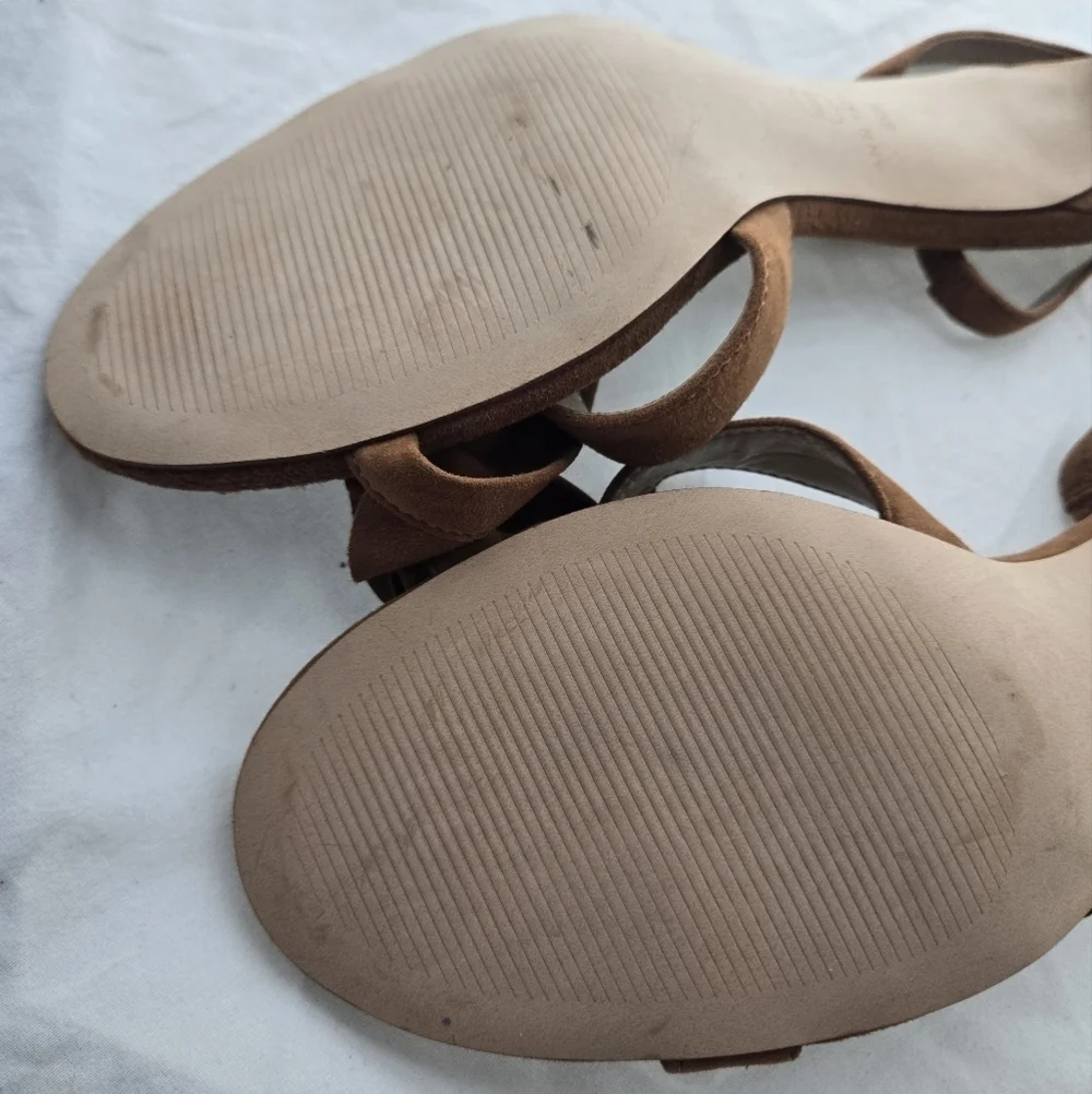 Pretty Ruffle Sandals EUC - Picture 4 of 8